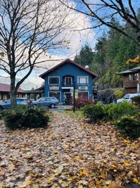 Artisan Square, galleries, shops, Bowen Island, leaves on the ground