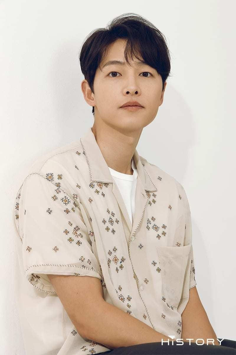 Song Joong Ki thuộc kiểu mỹ nam “đẹp hơn hoa” với gương mặt baby, “không tuổi”.