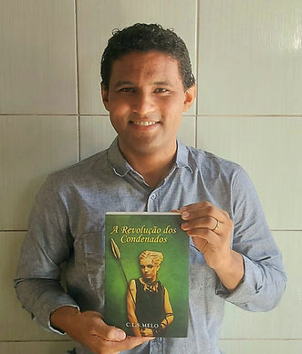 foto com livro.jpeg