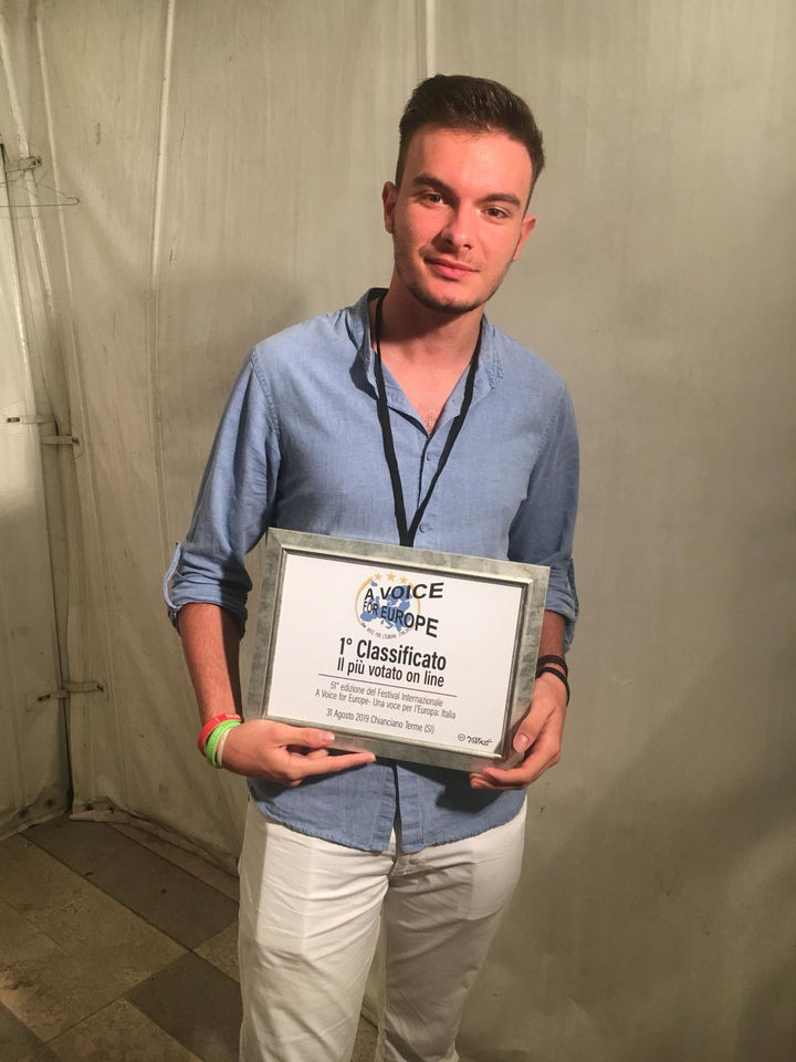 L’Artista Calabrese Vincenzo Muscetta premiato sul prestigioso palco di “Una Voce Per L’Europa”.