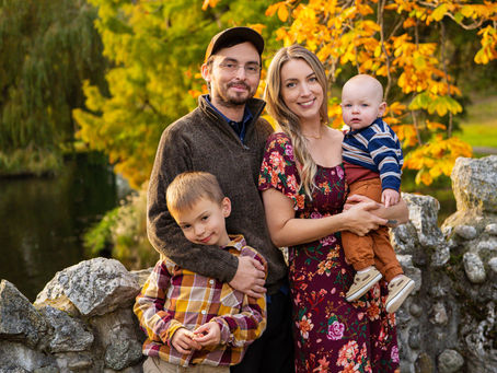 Family Photo in Fall with 7 year old toddler and baby with Mom & Dad at Beacon Hill Park by C Palfrey Photography @capalfreyphotography