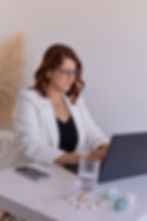 Consultora analisando dados
