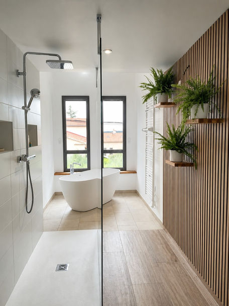 Salle de bains contemporaine avec douche à l'italienne, baignoire îlot et lumière naturelle.