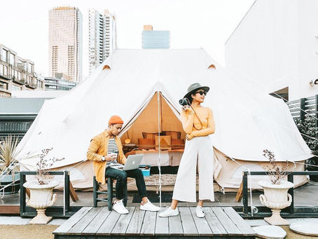Glamping urbain lifestyle sur rooftop en ville avec tente aménagée et expérience immersive