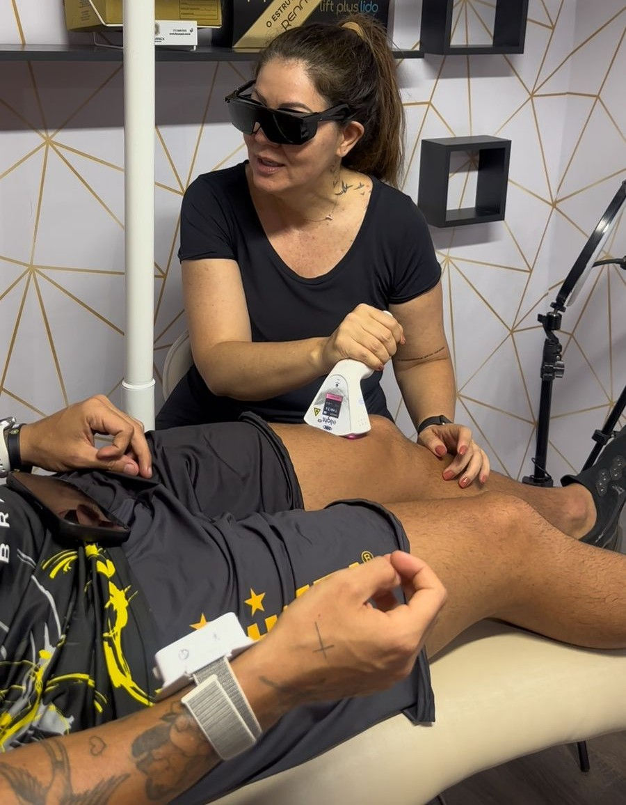 Atleta profissional recebendo laser de baixa intensidade para recuperação muscular, redução da dor e melhora do desempenho esportivo