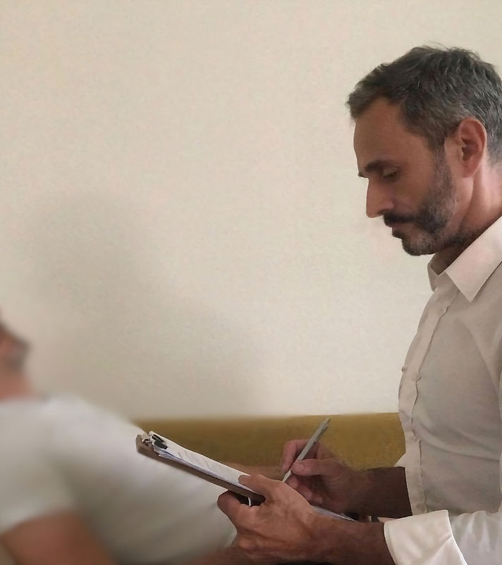 Hypnosetherapeut führt Hypnosesitzung bei Klienten durch