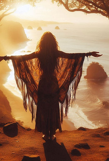 Frau fühlt nach einer Hypnosetherapie frei und schaut auf das weite Meer hinaus