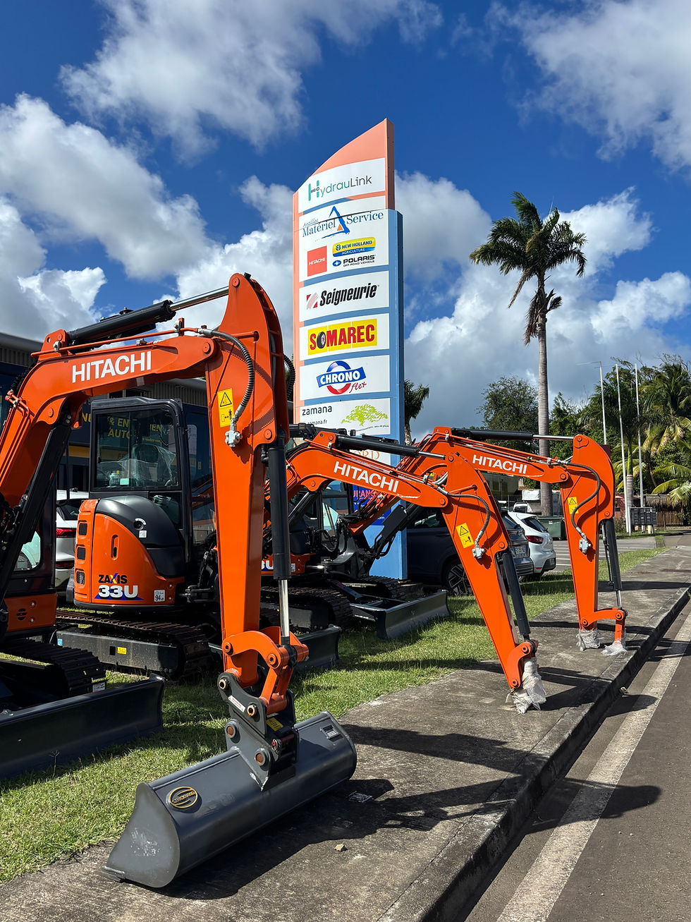 Minipelle Hitachi Zaxis 33U orange neuve en exposition chez Antilles Matériel Service.