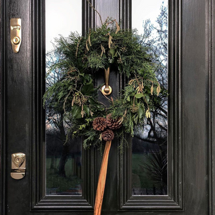 Hoe kerstkrans aan deur hangen