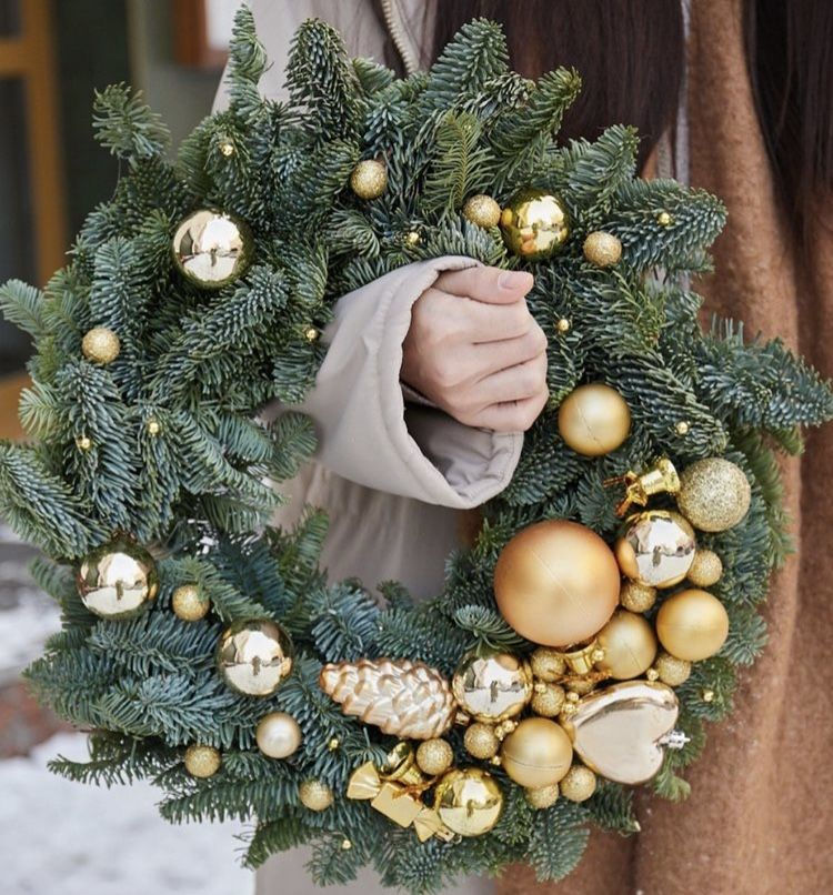 Kerstkrans met gouden kerstballen