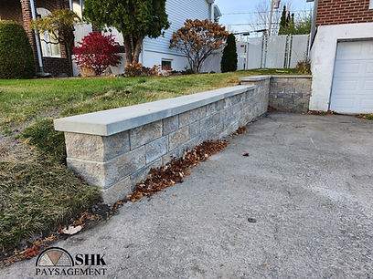 SHK Paysagement - Pose de mur de soutènement en pavé uni et gazon