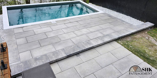 SHK Paysagement - Pose de palier en pavé uni pour piscine et pierre décoratif