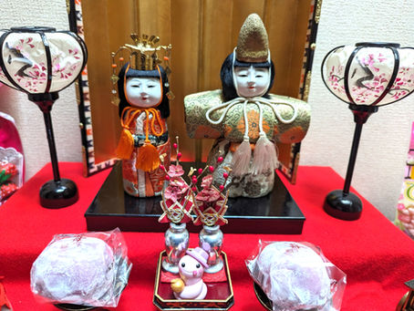 ひな人形:左右どちらが男雛(おびな)女雛(めびな)?