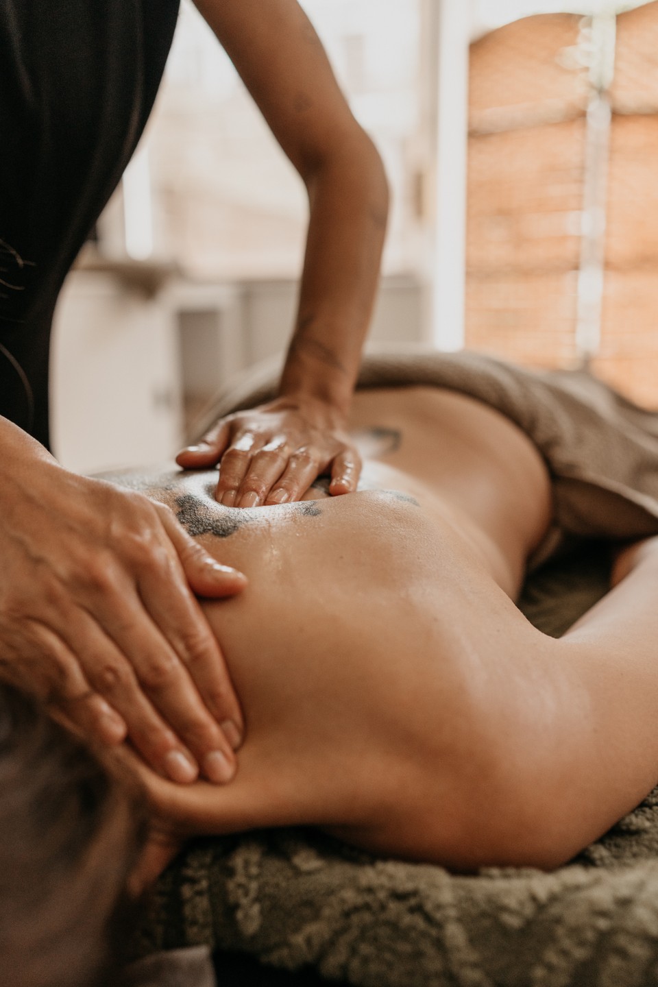 Ontspannende massagebehandeling bij TASH Beauty & Spa