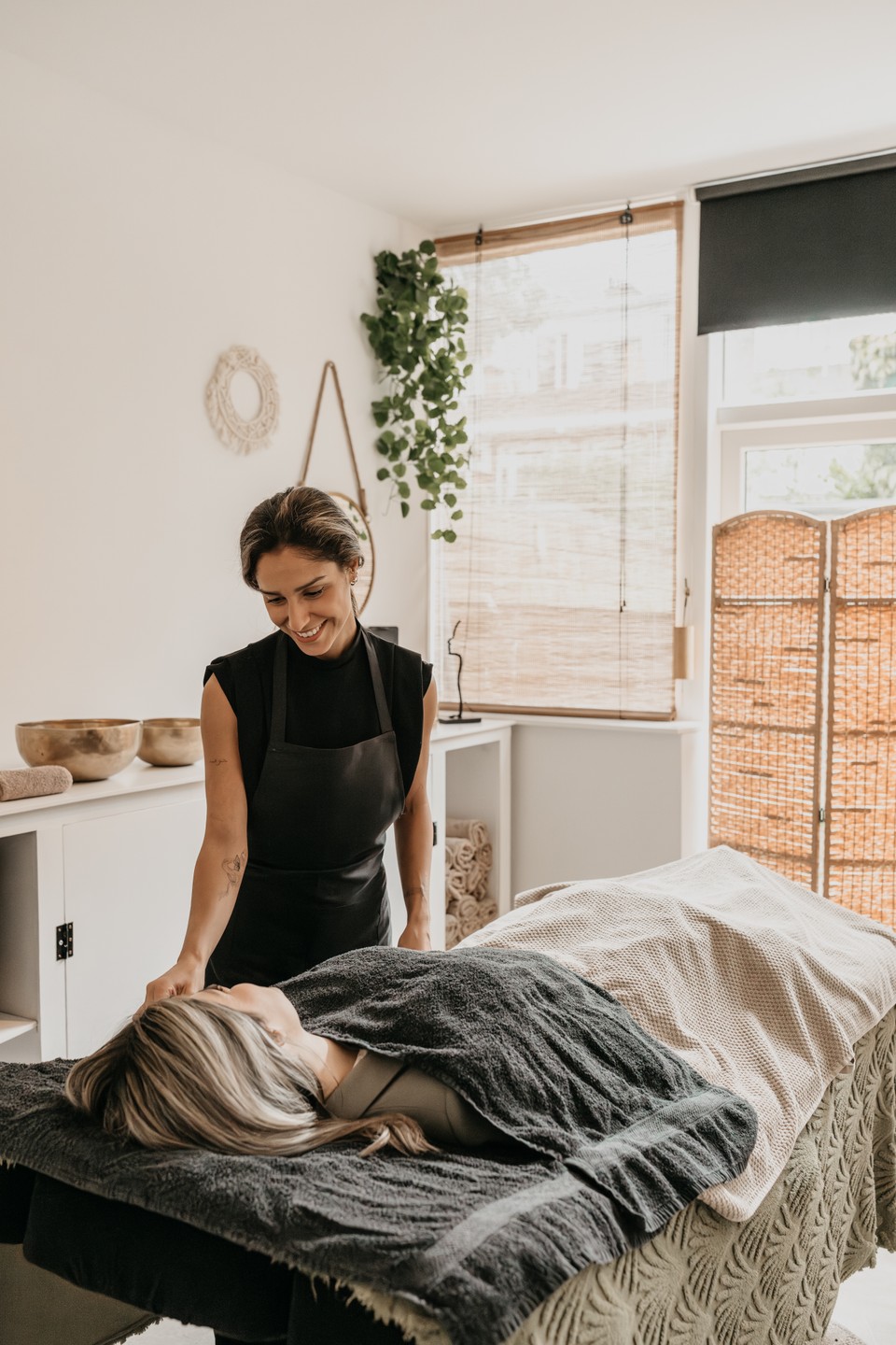 Schoonheidsspecialist tijdens een behandeling bij TASH Beauty & Spa