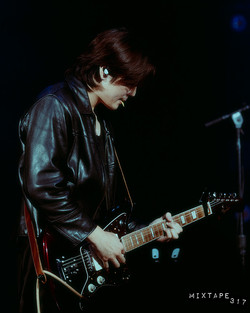 GALLERY wave  to earth 0.03 los angeles