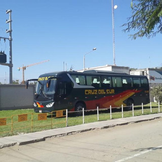 Bus eléctrico coach de 12.5mts cargando baterías en Ica con cargador en dc de 200kw de potencia.