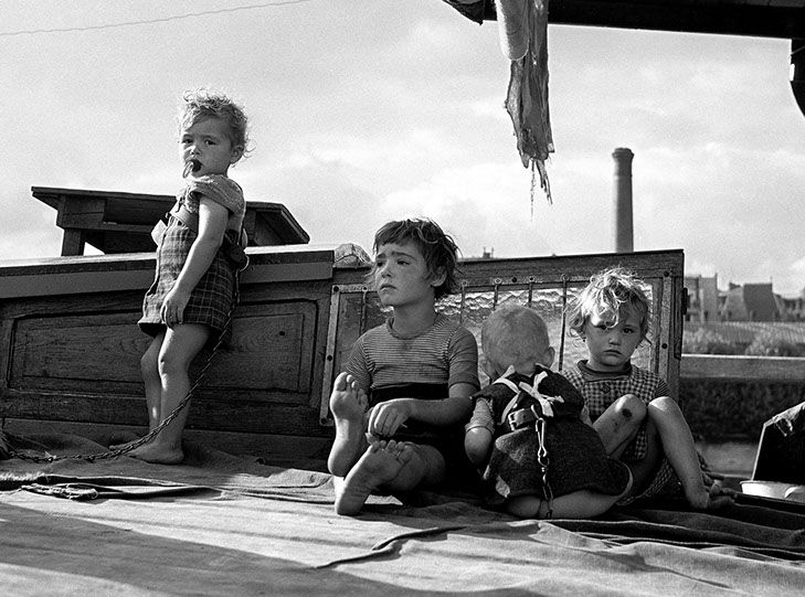 enfants enchaînes sur une péniche - on peut supposer que c'est pour leur bien...