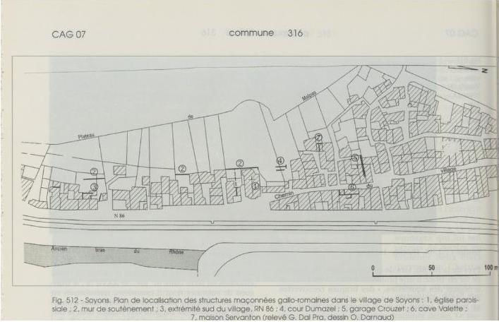 restes de murs romains (traits noirs) sous les maisons actuelles - Gallica