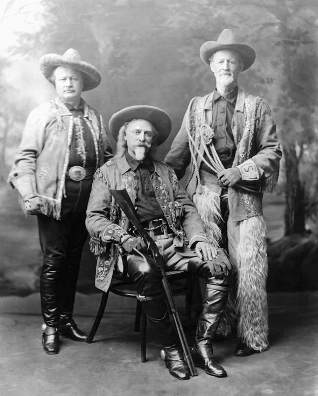 Buffalo Bill entouré de Pawnee Bill (à gauche) et Buffalo Jones - Wikipedia