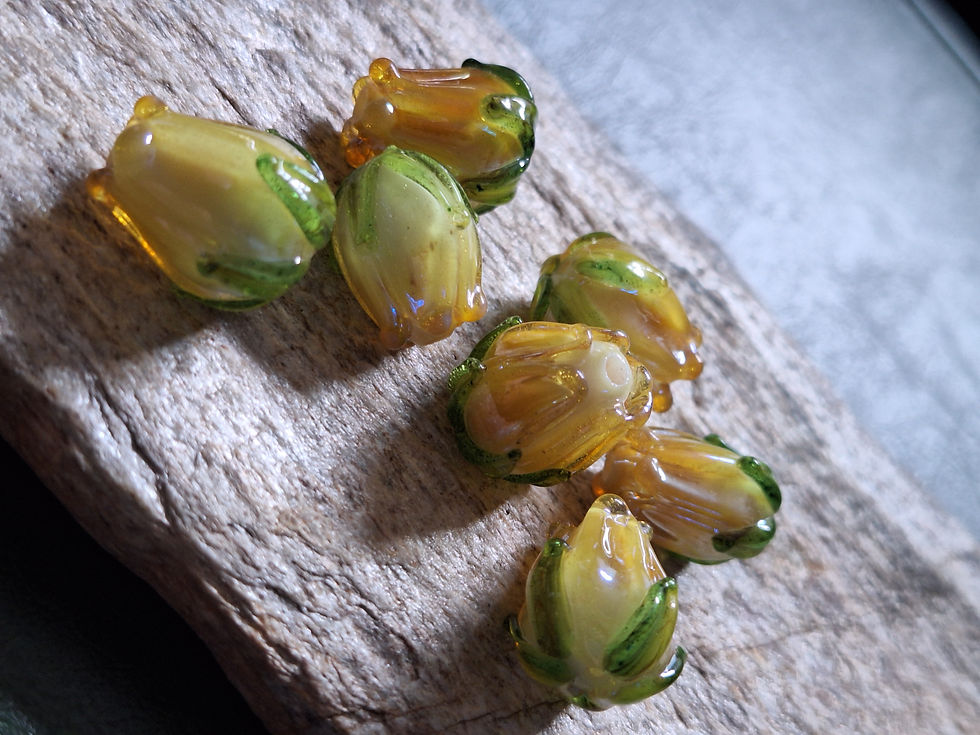 One Reactive Glass Flower Bead