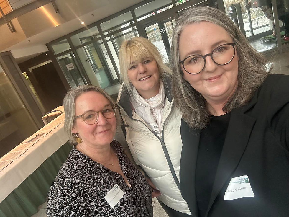 Von links nach rechts: Katharina, Ines und Astrid, Patientenvertreterinnen auf der 11. NVKH in Berlin 2025
