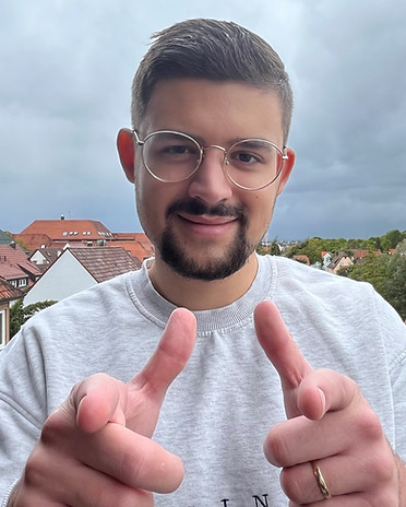 Micha Bild_red_edited.jpg