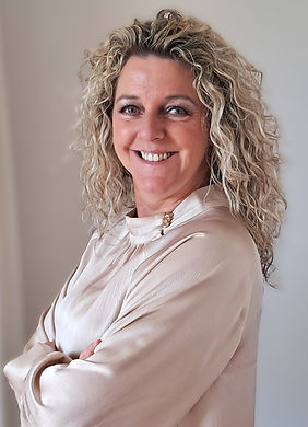 Renate van Tongeren, persoonlijke assistent voor vrouwelijke leiders, portretfoto in pastel roze blouse met gouden accenten