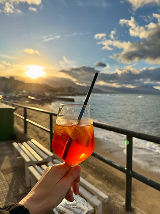 Aperol Spritz bei Sonnenuntergang in Aspra, Sizilien