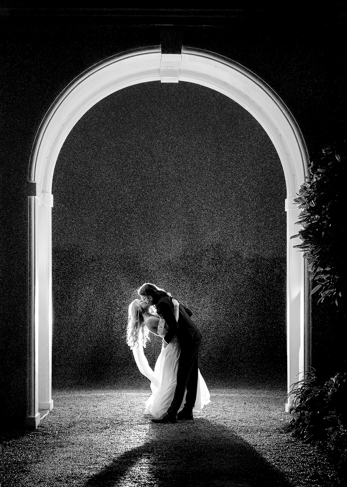 Black & White arch wedding photo