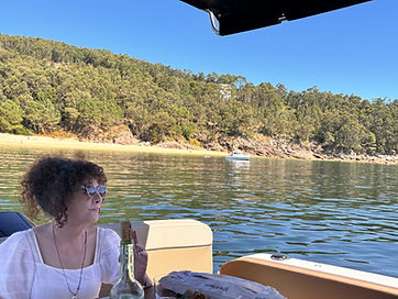 Señora disfrutando del relax en la ruta en barco por la costa da morte
