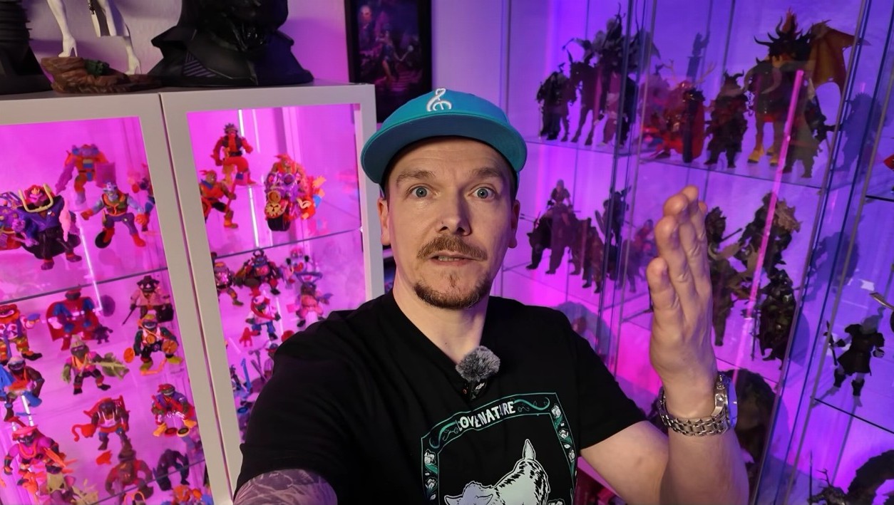 Marc vor den lila beleuchteten Vitrinen seiner Nerd Cave