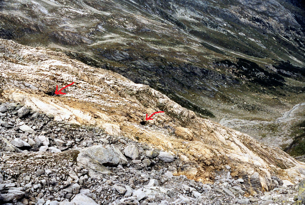 9Stollenmundlöcher in den vom Gletscher rund geschliffenen.jpg