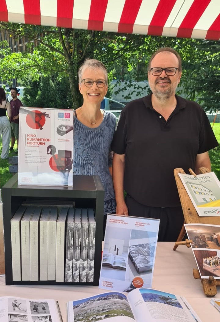 Familie Cantieni beim Cuminànza-Stand am Radrennen in Andeer