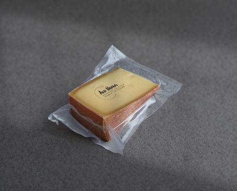 Alpkäseverpackung mit dem Neaza-Logo