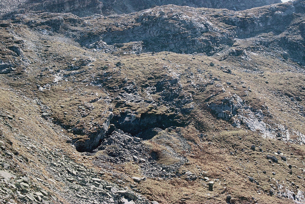 3Fe_Mn Lagerstätte Fianal vom Grat im NE.jpg