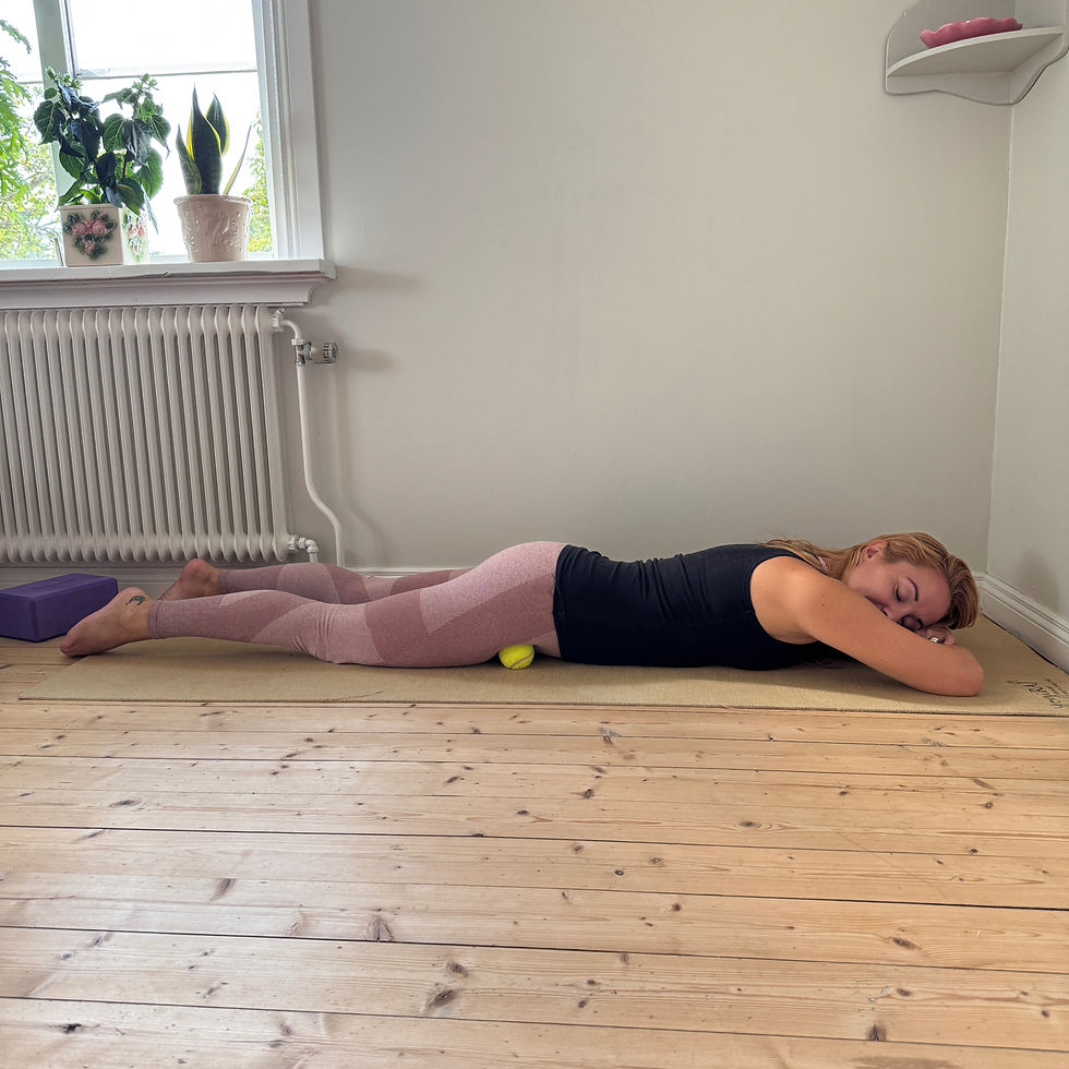 Katarina utför MFR med en tennisboll