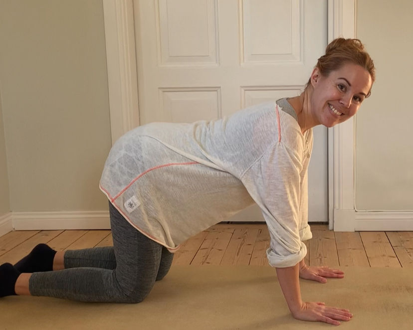 Yogalärare i fyrfota position mdd fokus på stabilitet och kroppskontroll vid överrörlighet