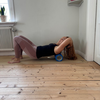 Katarina gör MFR med en foamroller