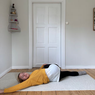 Yogapositionen Liggande Vridning sedd från andra hållet 