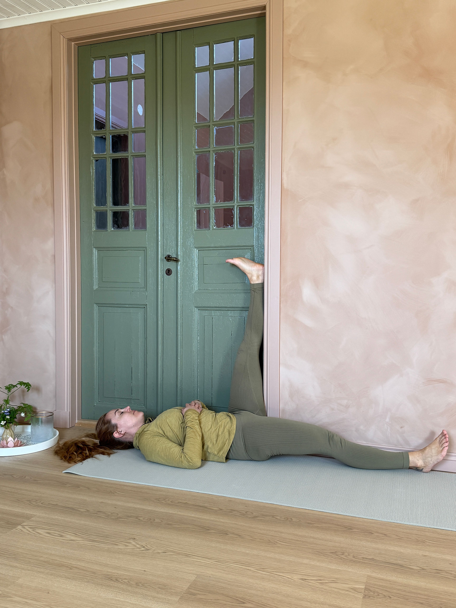 Yoga för löpare - yogapositionen benet mot väggen