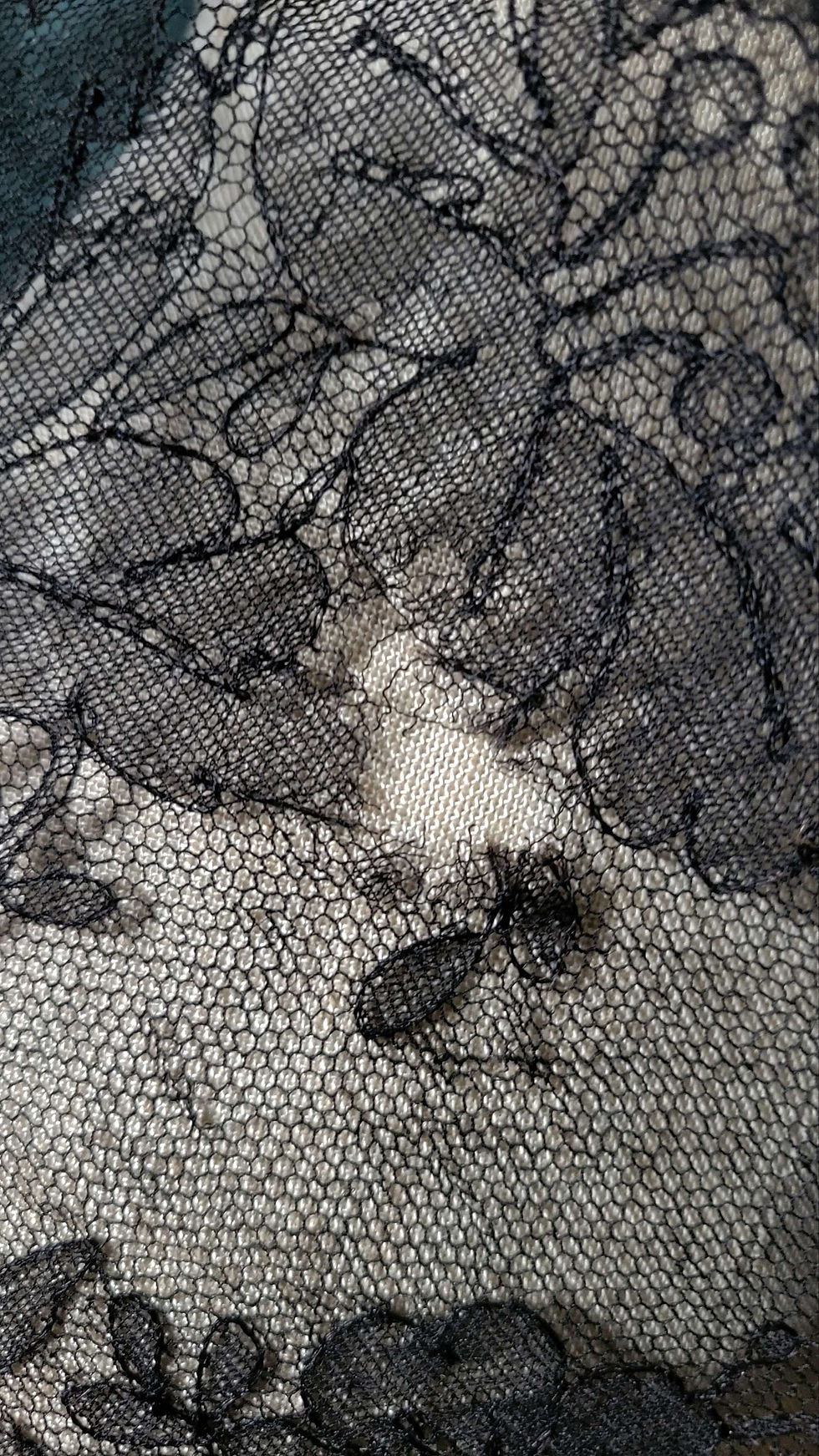 Thumbnail: Victorian Black Chantilly Lace Shawl