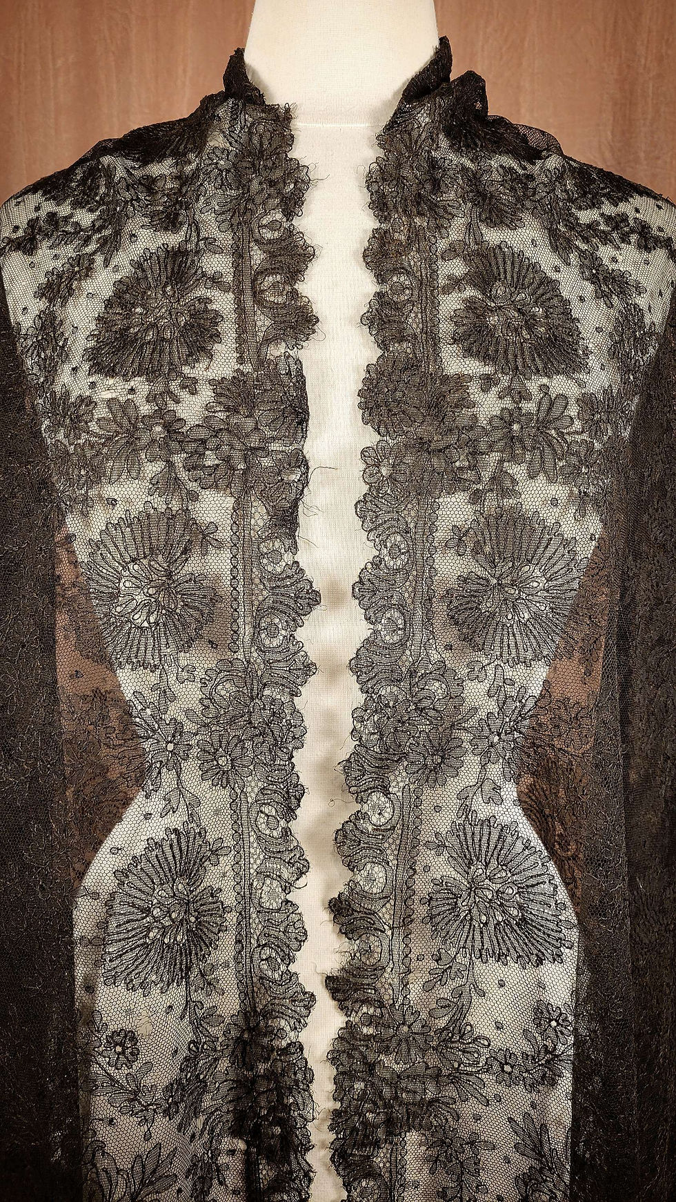 Thumbnail: Victorian Black Chantilly Lace Shawl