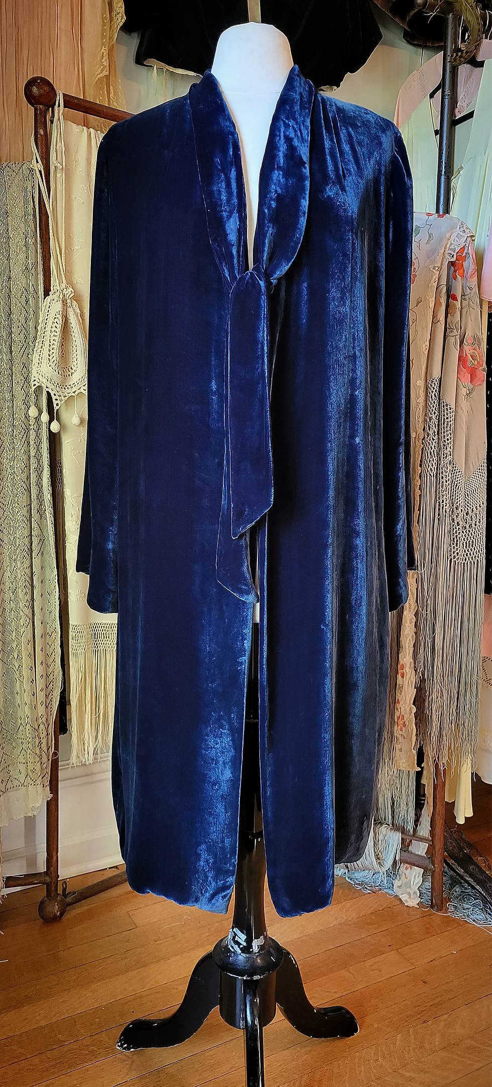 Thumbnail: 1920s Midnight Blue Silk Velvet Jacket