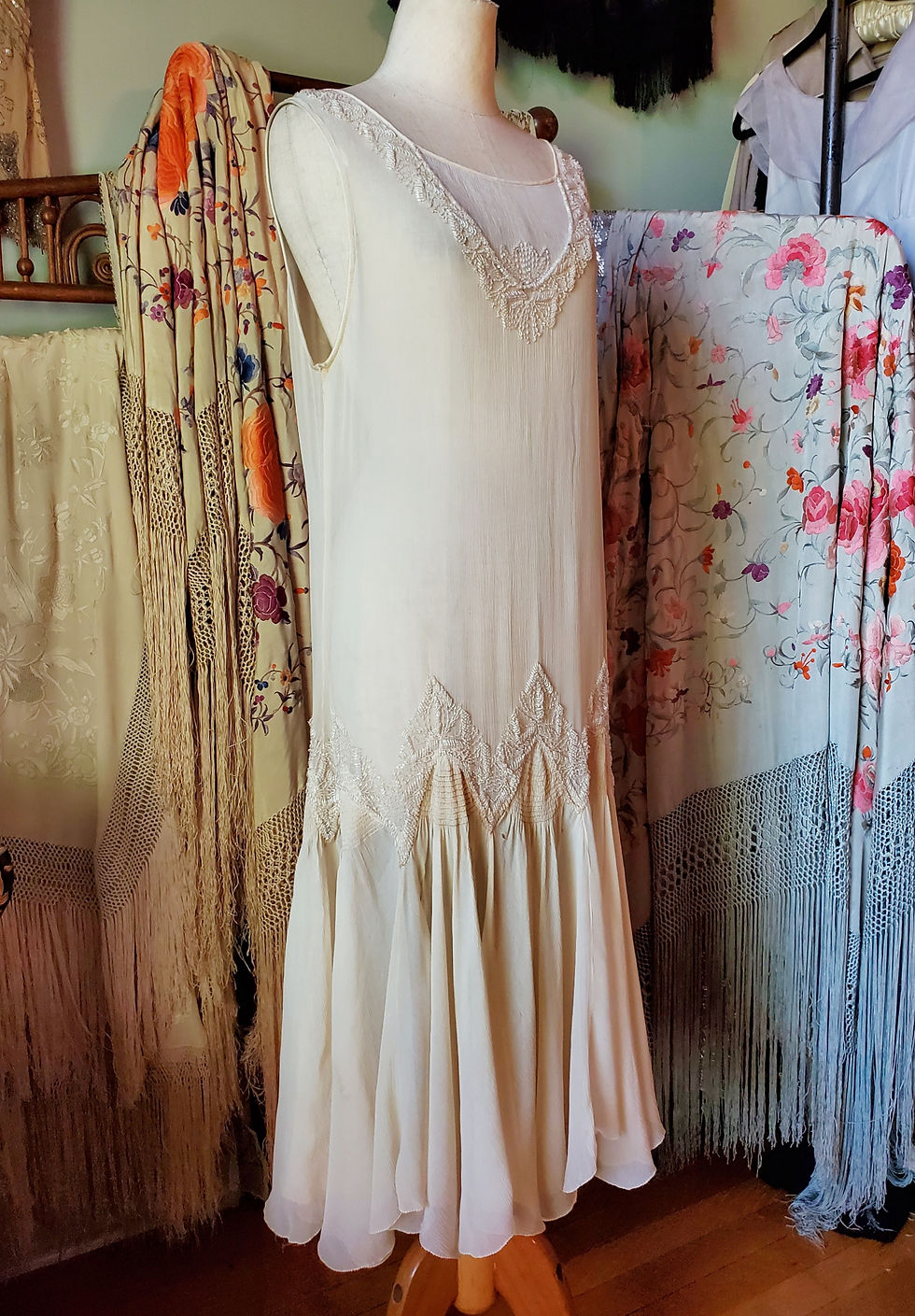 Thumbnail: Ivory Silk Chiffon Beaded 1920s Dress 