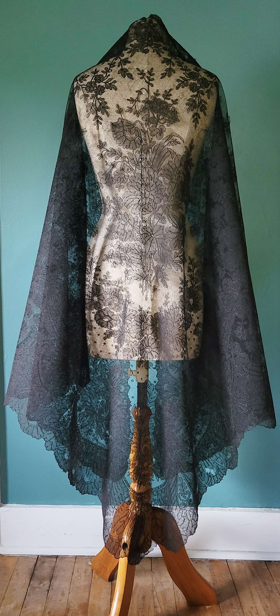 Thumbnail: Victorian Black Chantilly Lace Shawl