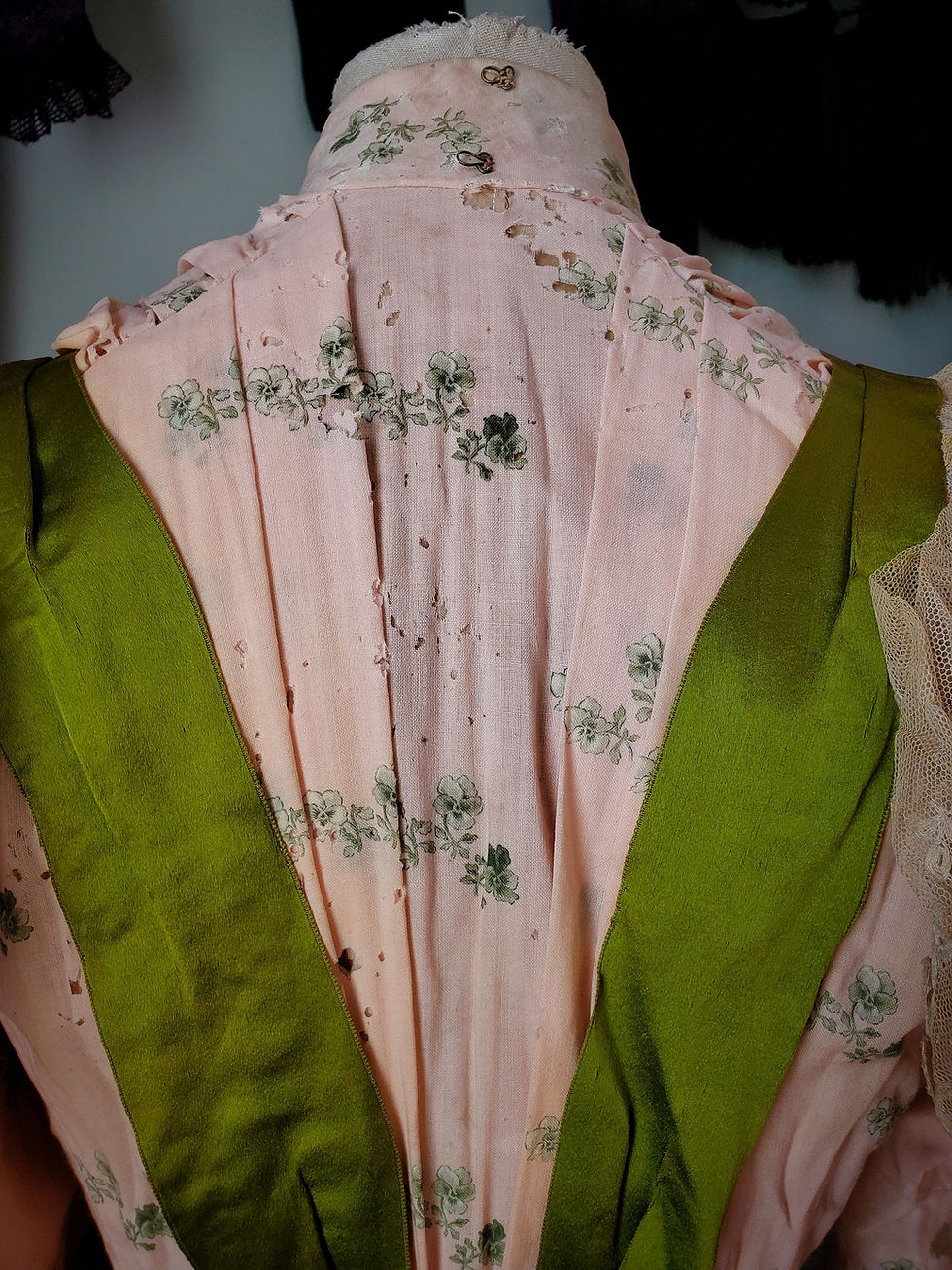 Thumbnail: 1890s Pink Wool Print Mutton Sleeve Bodice