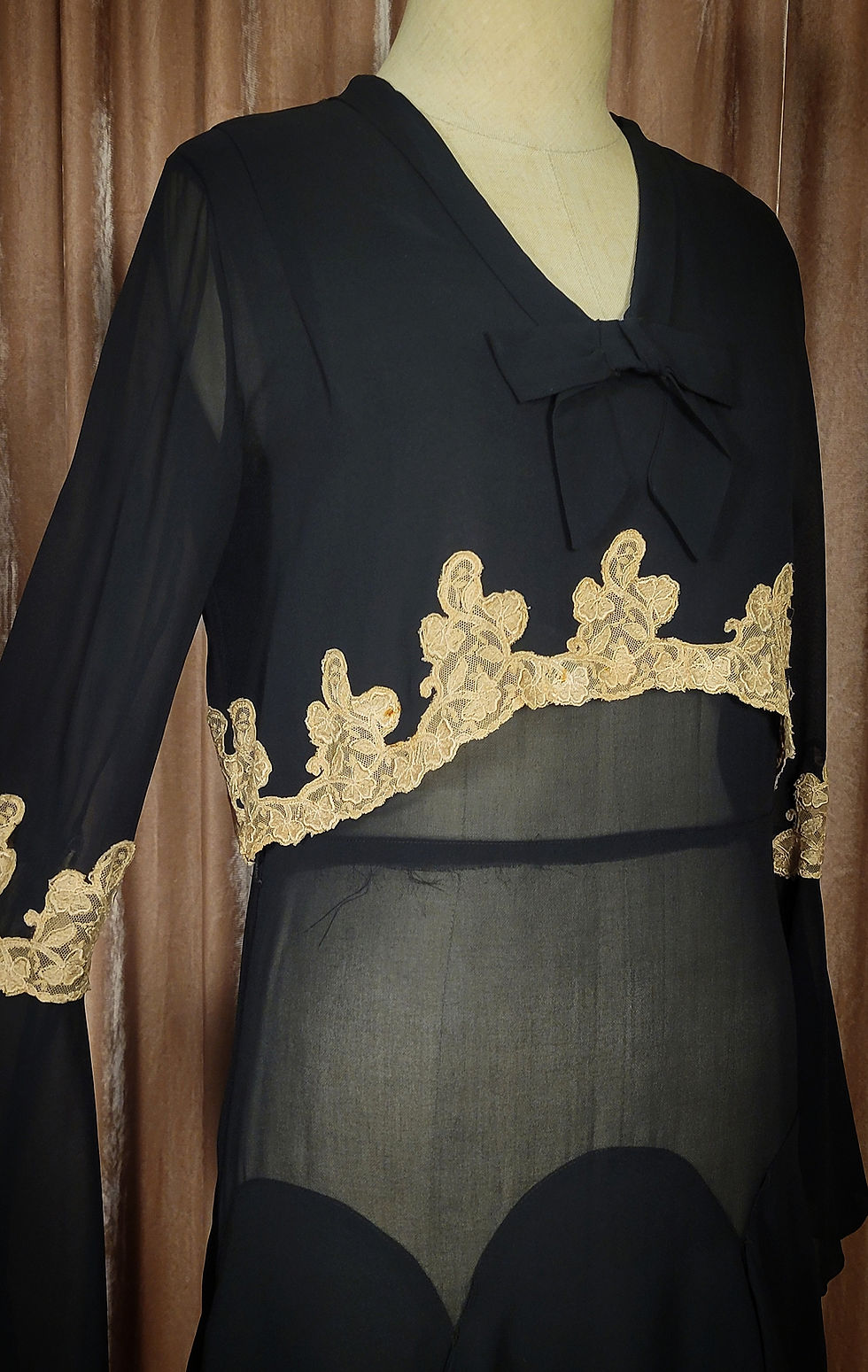 Thumbnail: 1920s Flouncy Chiffon and Lace Dress 