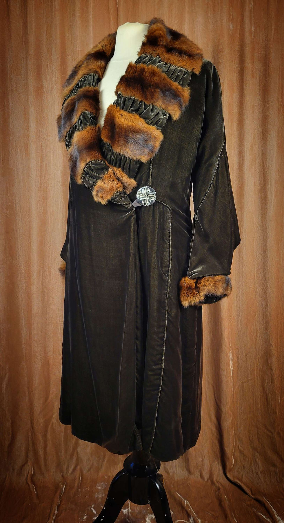 Thumbnail: 1920s Olive Silk Velvet and Fur Coat