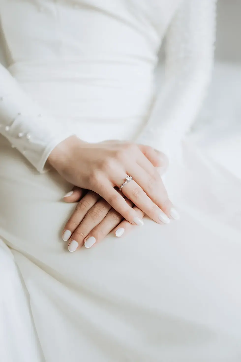 Manos novia con anillo y argolla